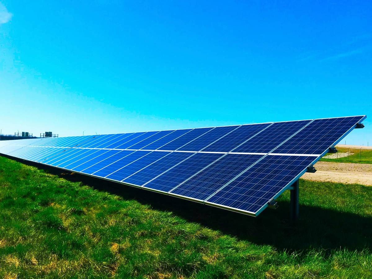 Diagram comparing PWM and MPPT solar charge controller types pdf