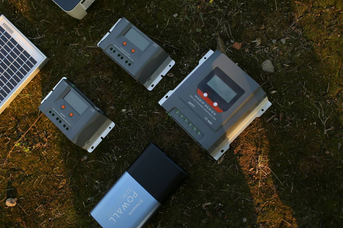 Diagram showing different solar power controller types connected to panels and batteries